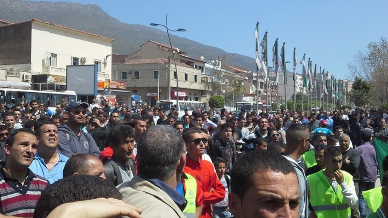Bejaïa :  Imposante marche pour le boycott et Tamazight le 15 Avril 2014 - Page 2 144
