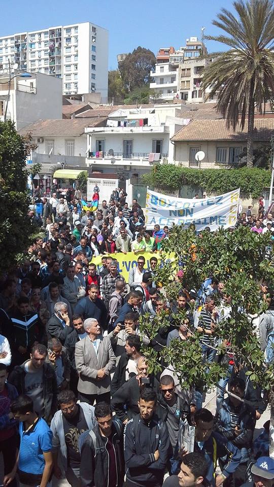 Bejaïa :  Imposante marche pour le boycott et Tamazight le 15 Avril 2014 - Page 2 150