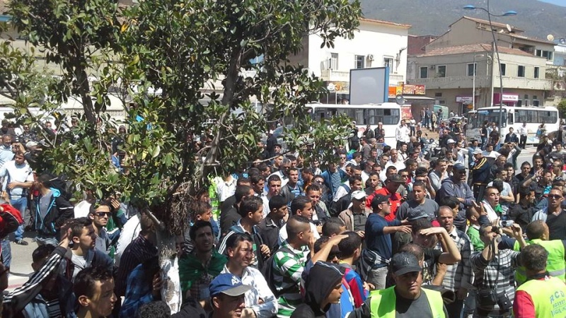 Bejaïa :  Imposante marche pour le boycott et Tamazight le 15 Avril 2014 - Page 2 154