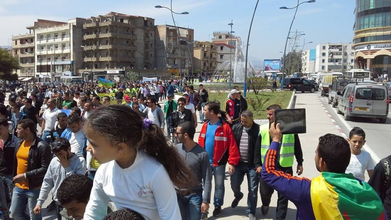 Bejaïa :  Imposante marche pour le boycott et Tamazight le 15 Avril 2014 - Page 2 157