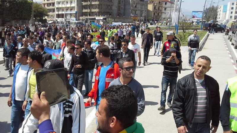 Bejaïa :  Imposante marche pour le boycott et Tamazight le 15 Avril 2014 - Page 2 158
