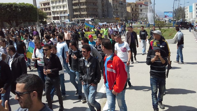 Bejaïa :  Imposante marche pour le boycott et Tamazight le 15 Avril 2014 - Page 2 159