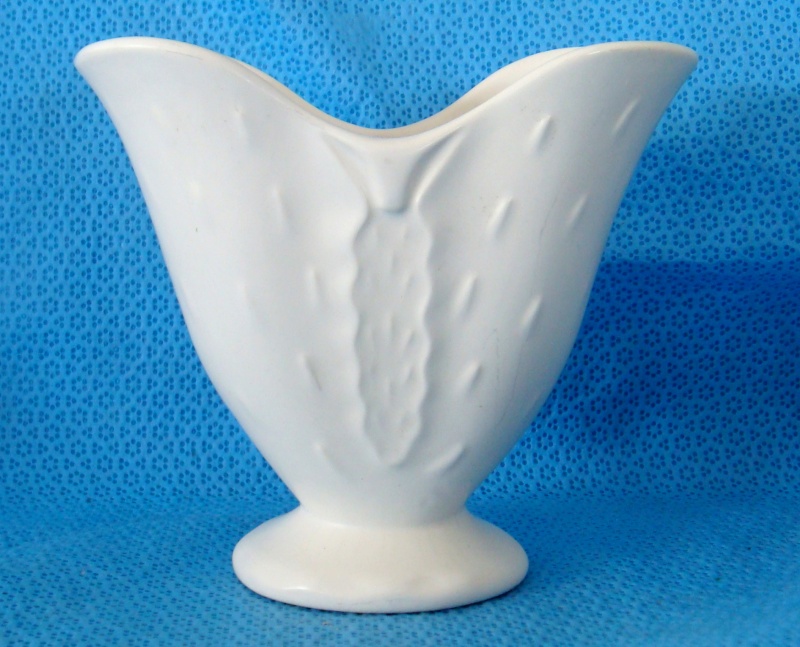 2001 small spiked pattern vase Dsc00712
