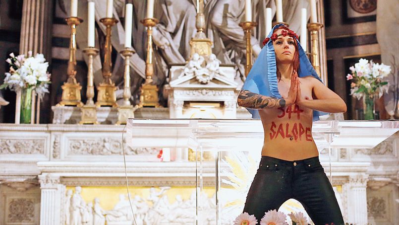 Femen profane une église Femen010