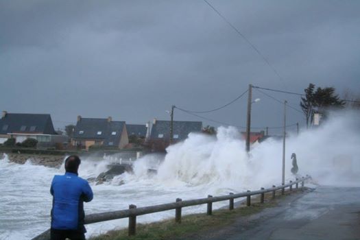 Image toute fraîche de la tempête à Plouescat. 19708810