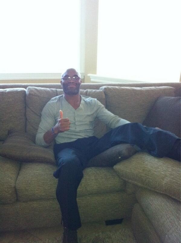 Anderson Silva out of cast and on the mend, expects to be walking without crutches in the next 30 days Silvar10