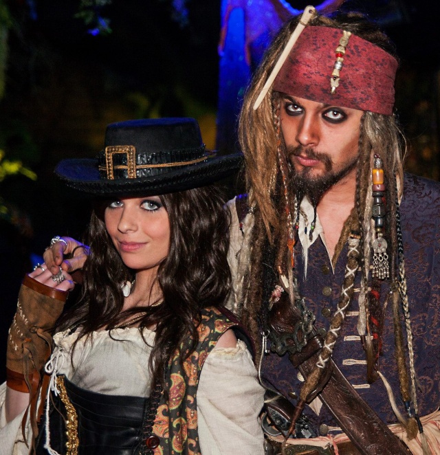 [Costumes] Capitaine Jack Sparrow & Angélica - Page 3 15185311