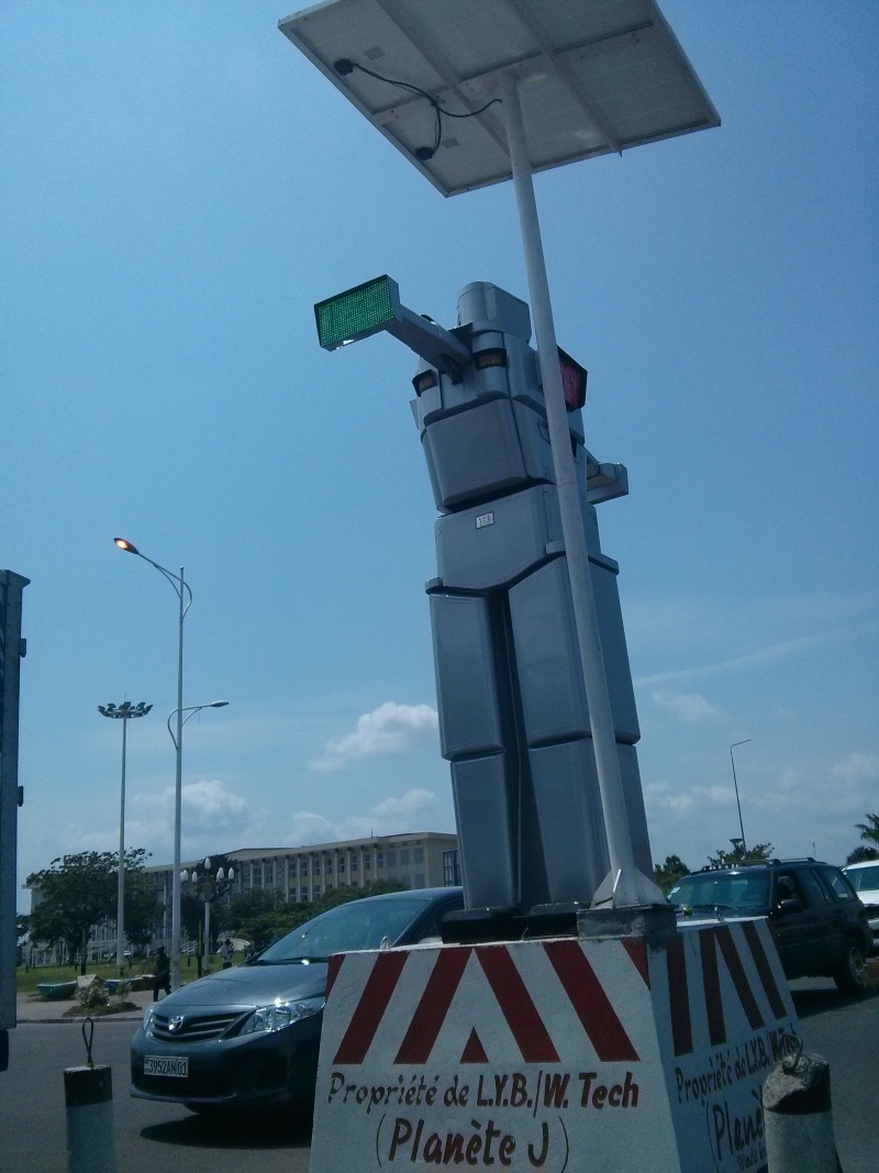 Présentation d´un robot régulateur de la circulation: une "invention" totalement congolaise Img_2010
