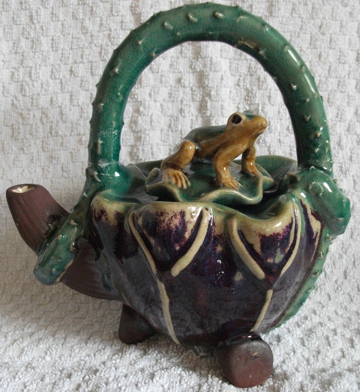 Majolica Frog Topped Teapot Dscf3713