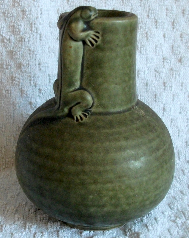 Lizard Pottery Vase - Vietnam & Bali Dscf3910