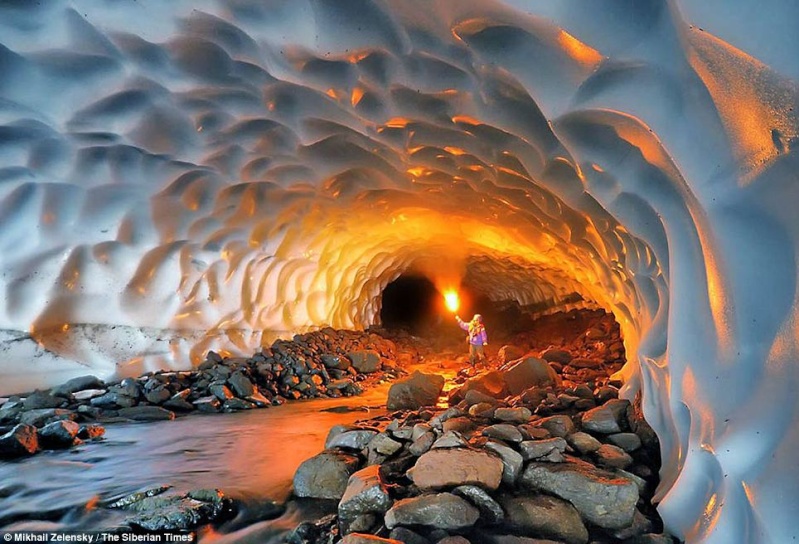 Le tunnel de neige naturel du volcan Mutnovsky en Kamchatka Kamcha10