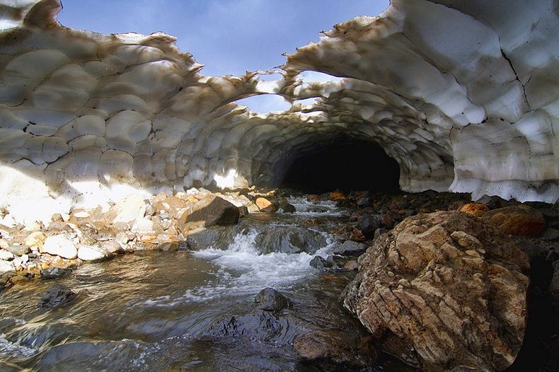 Le tunnel de neige naturel du volcan Mutnovsky en Kamchatka Kamcha13