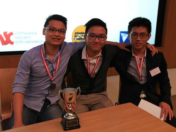 Đội DNST giành giải nhất cuộc thi đầu tư ảo tại Anh Sic_110