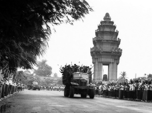 "Quân tình nguyện Việt Nam giúp hồi sinh dân tộc Campuchia" 20140110