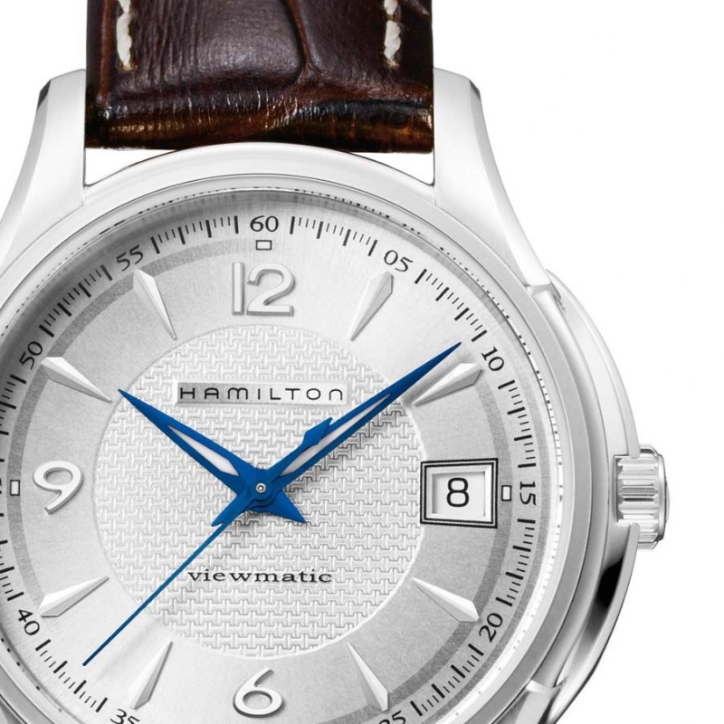 Choix d'une montre avec cadran blanc et aiguilles bleues Image42
