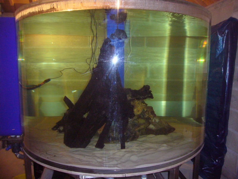aquarium circulaire 1800 litres en méthacrylate P1070114