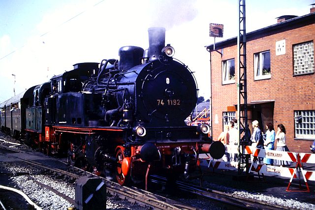 41 360 mit 74 1192 und RAG D08 auf der WbHE in Wanne 1986 528