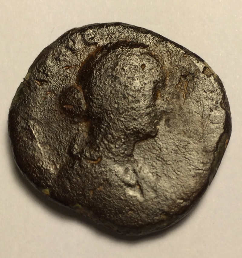 Statuette romaine ? à ID à côté d'une monnaie Img_0419