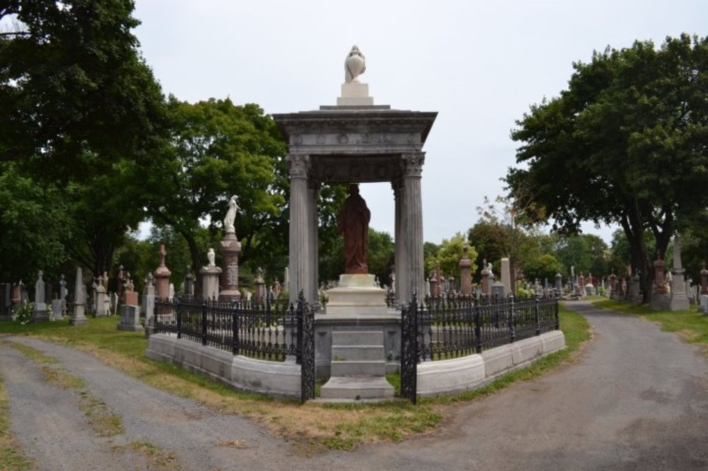 Le tombeau d’un fils de Napoléon Bonaparte se trouve au cimetière Saint-Charles Mausol10