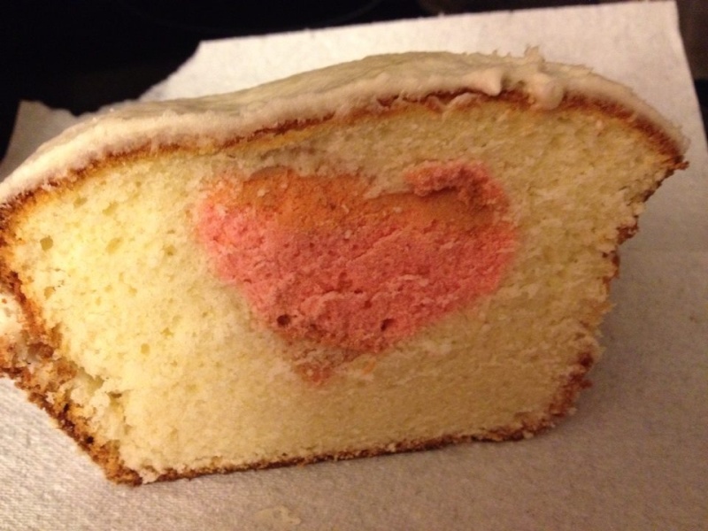 Gâteau avec un coeur au centre 16184010