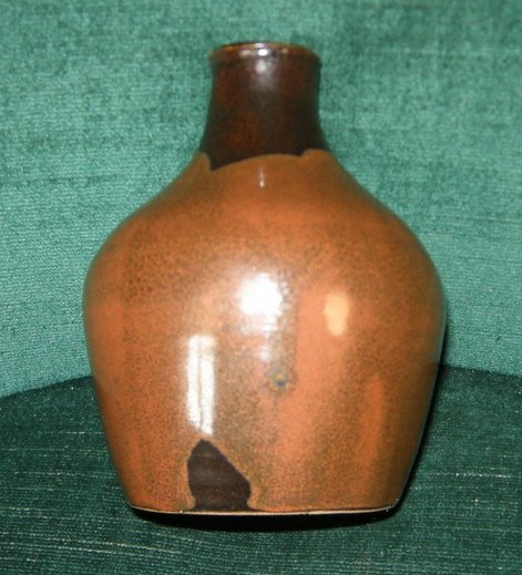Vase en grès émaillé col marron panse ocre  signé Inger à identifier Dscn6314