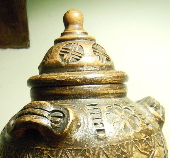 Possible urne funéraire....Origine ? Vase_f10