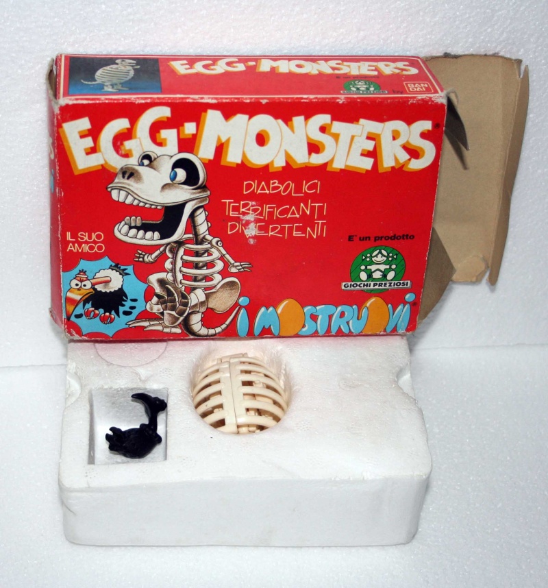 Egg Monster Mostruovo - T-Rex scheletro con avvoltoio Mostru13