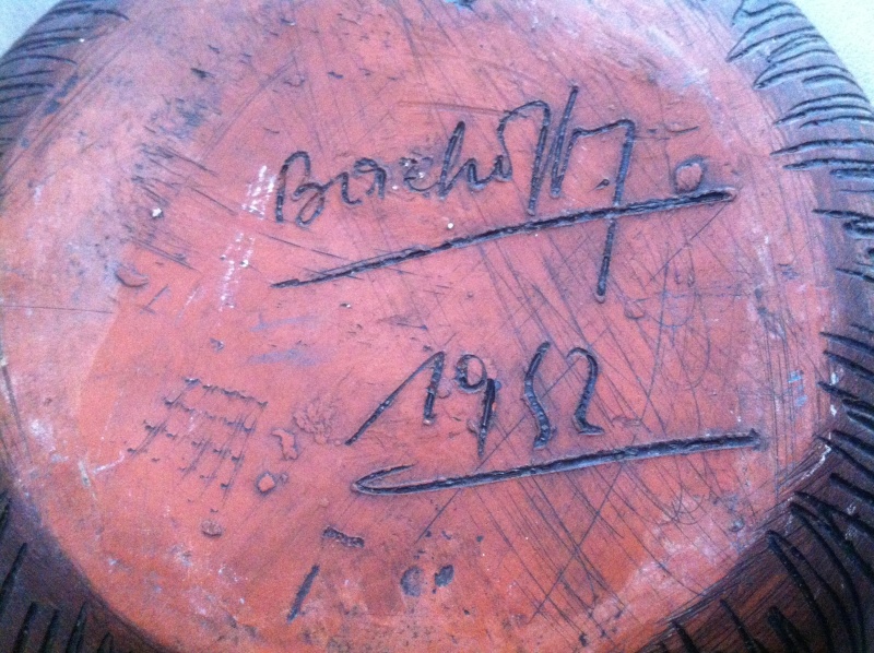 Joli plat 1952  signature à identifier ? qui connait ?  Plat_a11