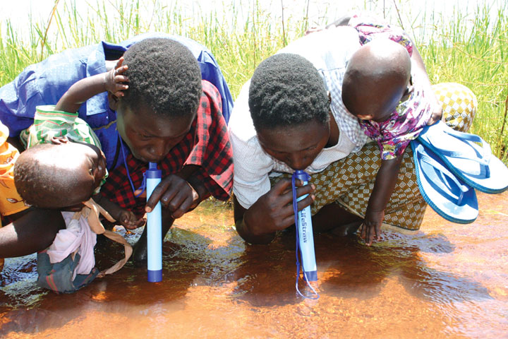 Invention d'une paille permettant de boire dans les eaux les plus sales  Paille10