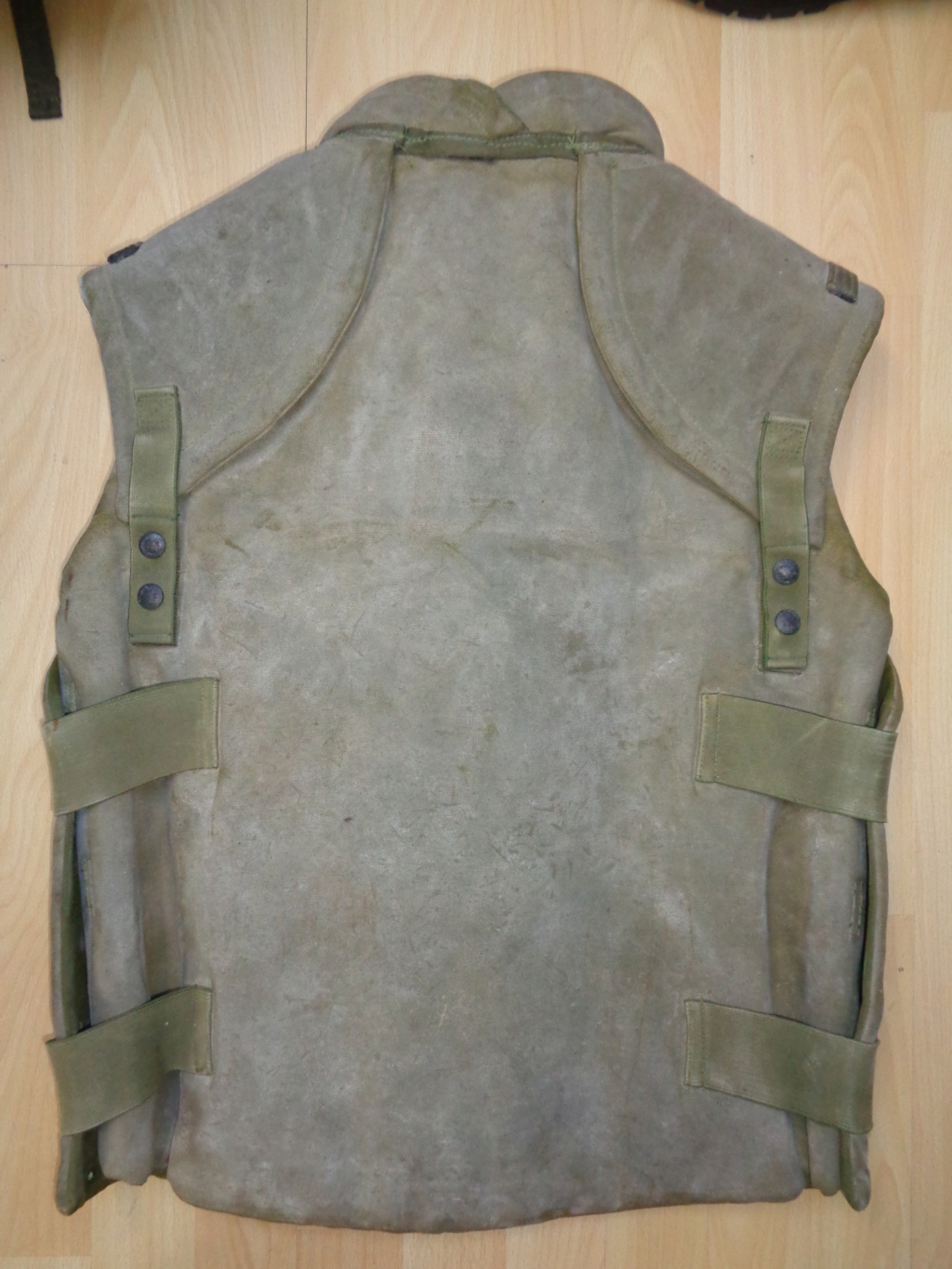 Canadian body armor, early type? Dsc06370