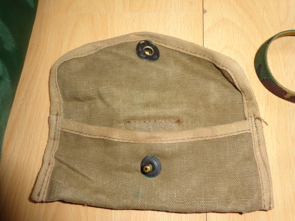 1 small pouch with belthooks, and a maybe British commercial DPM pouch? Dsc06852