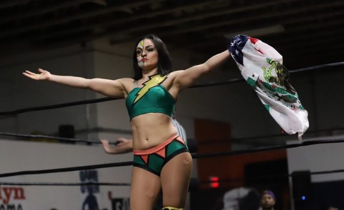 Otra luchadora del pressing catch mejicano, Thunder Rosa, a Combate Americas Thunde10