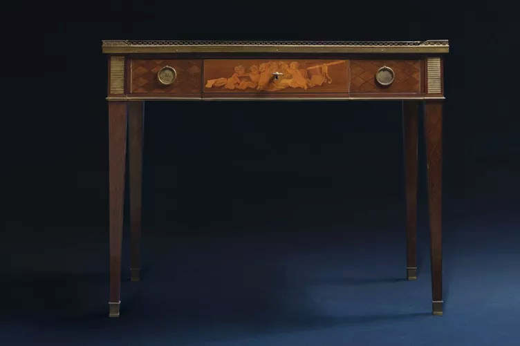 La table à écrire de Louis XV aux enchères  Tablel10
