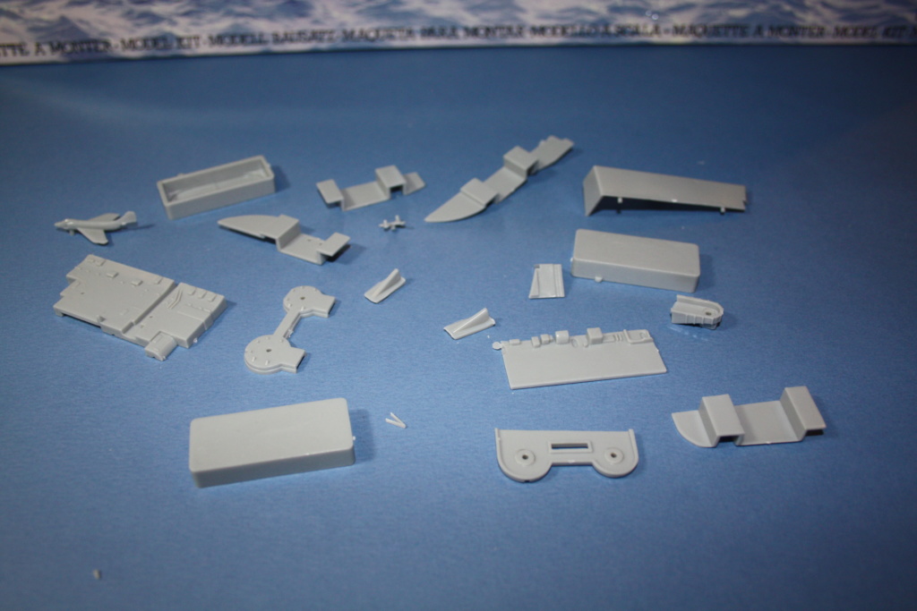Porte-avions USS FORRESTAL 1/600ème Réf 81065 Revue_35