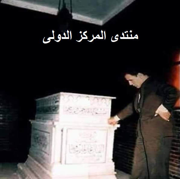 قصة صورة نادرة لعبد الحليم حافظ يقف أمام مقبرته قبل وفاته 37187010