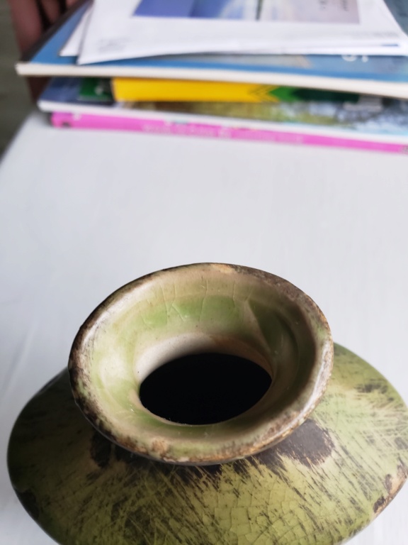 Small Green/Black Vase. Vase_t10
