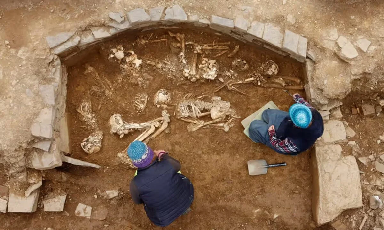 الحفريات في أوركني تكشف عن أنقاض مقبرة عمرها 5000 عام مليئة بـ 14 هيكلًا عظميًا 0-35