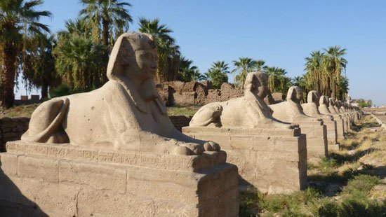  ? Comment le « Sphinx » s’est-il déplacé entre les époques et les civilisations et comment sa forme a-t-elle évolué 1----570