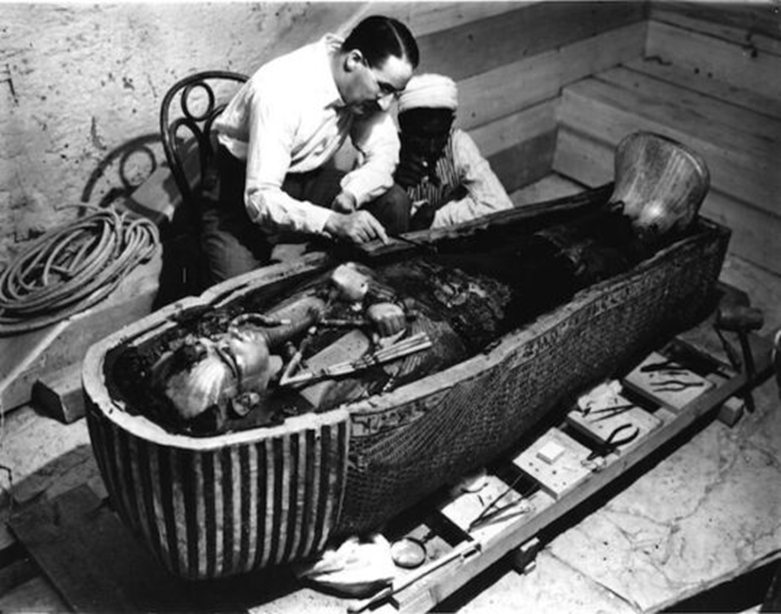 مقبرة توت عنخ آمون..تعرف على حقيقة لعنة الفرعون الشاب وكنوزه الغامضة 1----z63