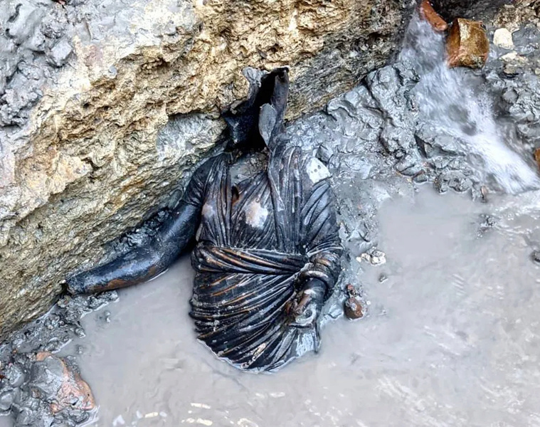 Découverte de 24 statues en bronze conservées dans une station thermale toscane depuis 2 300 ans 1---147