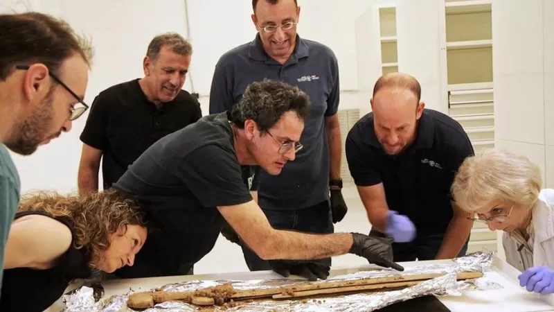 باحثون يعثرون على أربعة سيوف رومانية عمرها 1900 عام في البحر الميت 1--1009