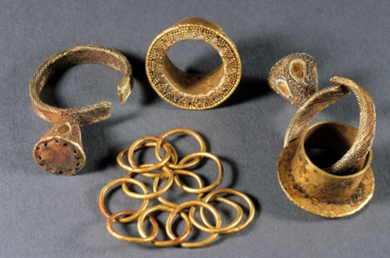 علماء آثار يعثرون على حلى ذهبية في مجمع أثري “للسكيثيين” 1--1342