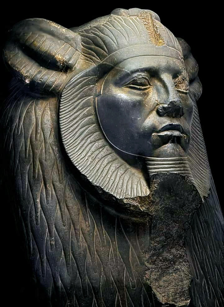 تمثال الملك أمنمحات الثالث(1849-1801)قبل الميلاد  1--267