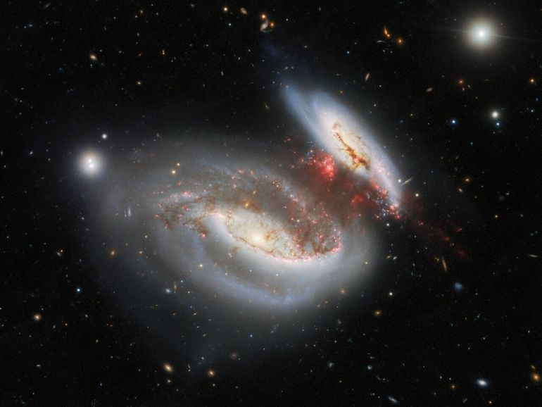 Image spectaculaire d'une collision entre deux galaxies 1--438