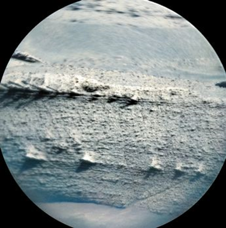Diverses photos prises par un rover sur Mars d'objets non fabriqués par l'homme 1--835