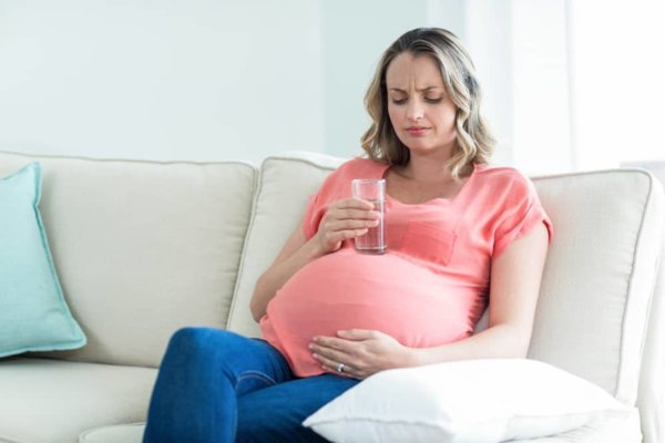 ?How much water should a pregnant woman drink 1-1203
