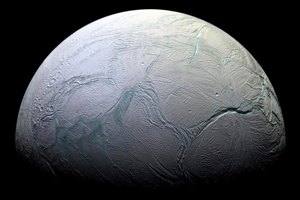On the surface of Enceladus, scientists discover "all components of life" 1-1525
