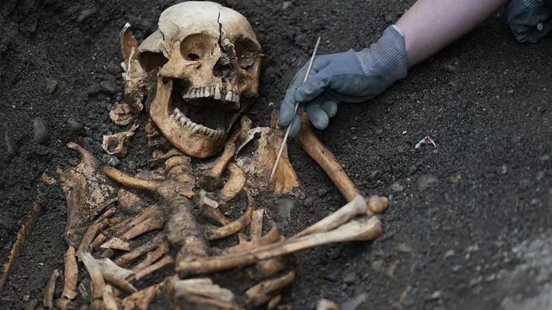 العثور على 100 هيكل عظمي في مقبرة عمرها 1000 عام في المملكة المتحدة 1-1731