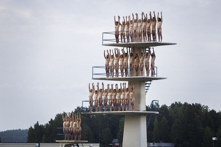 Finlande : "Le pays des mille lacs, le pays des mille nus" Une séance photo spéciale par un photographe américain avec la participation d'un millier de nus 1-1771