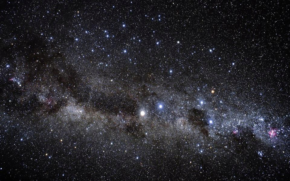 ?Pourquoi l'espace apparaît-il sombre malgré la présence de nombreuses étoiles plus brillantes que le soleil  1-179